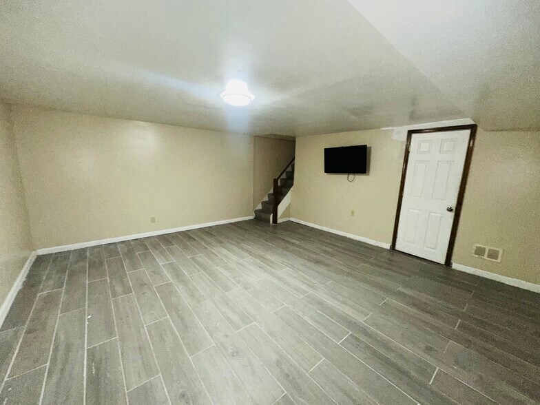 BasementRoom - 8708 Hargrave St
