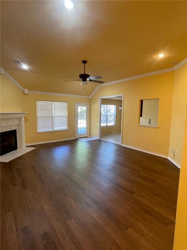 Building Photo - 143 Fox Run Cir