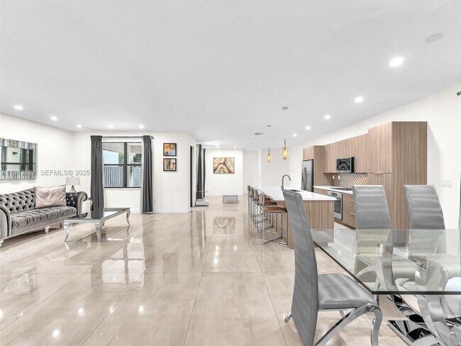 Building Photo - 10250 NW 76th Terrace