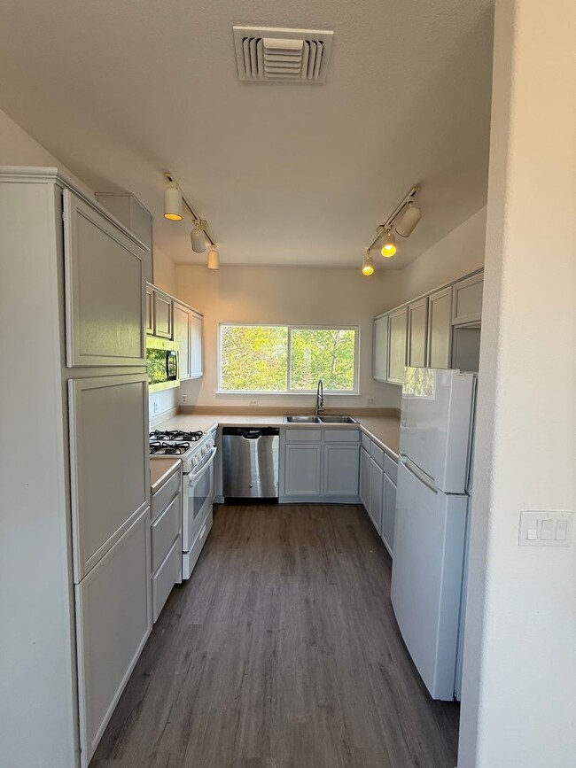 Building Photo - 20942 White Rock Dr