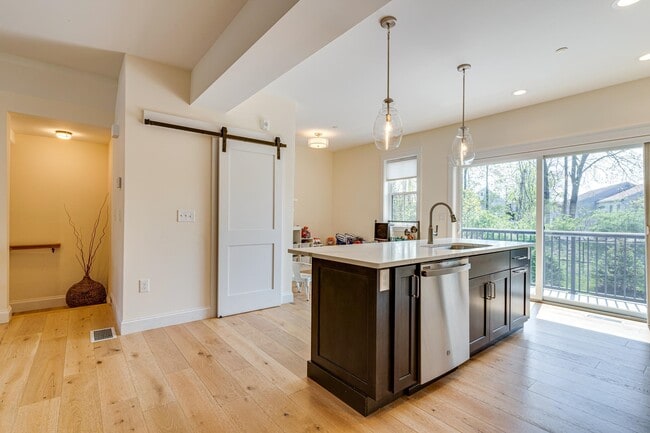 Building Photo - 30 Cate St