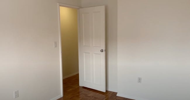 Building Photo - 2-Bed/1.5 Bath Apt in Pet-Friendly Complex; Pet Friendly! Ideal Location in Brookline