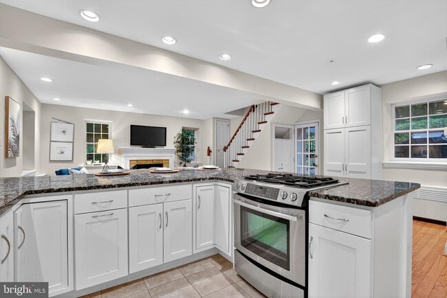 Building Photo - 829 Bryn Mawr Ave