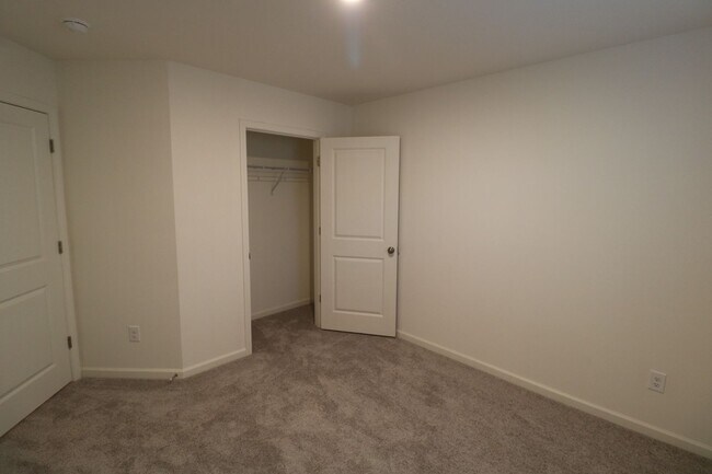 Building Photo - 757 Whitney Rd