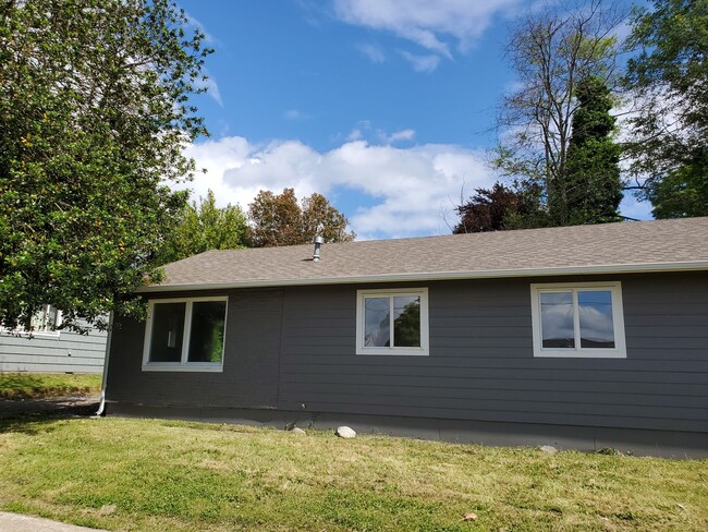 Building Photo - Recently Remolded Duplex