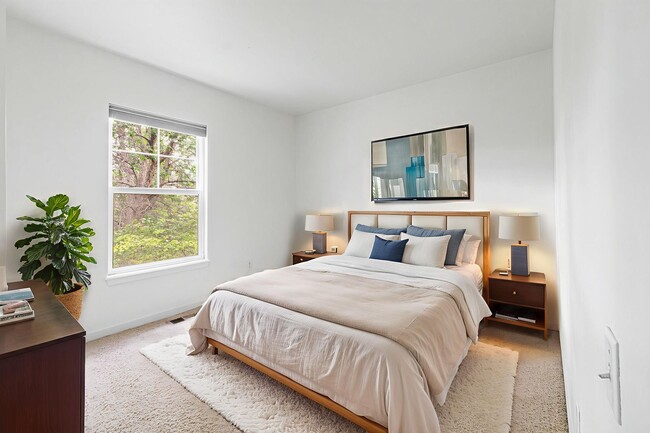 Building Photo - Gorgeous 3-Bed, 2.5-Bath Home With Great A...
