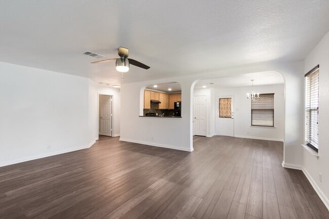 Building Photo - Beautiful 3 BR/2 bath home in Avery Park ready for immediate move in!