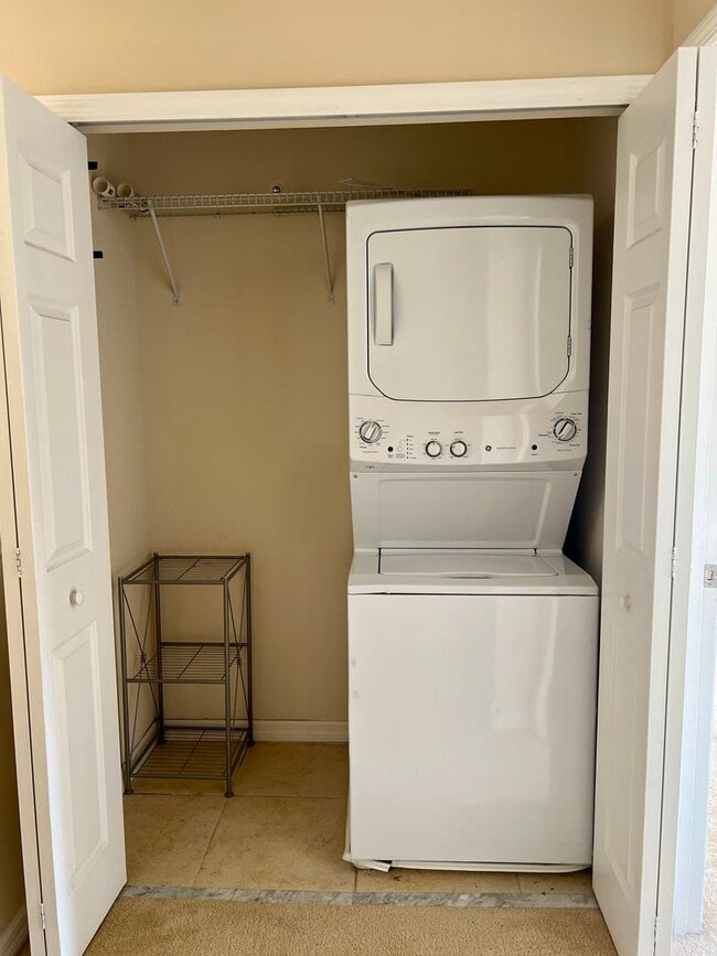 Building Photo - Townhome For Rent