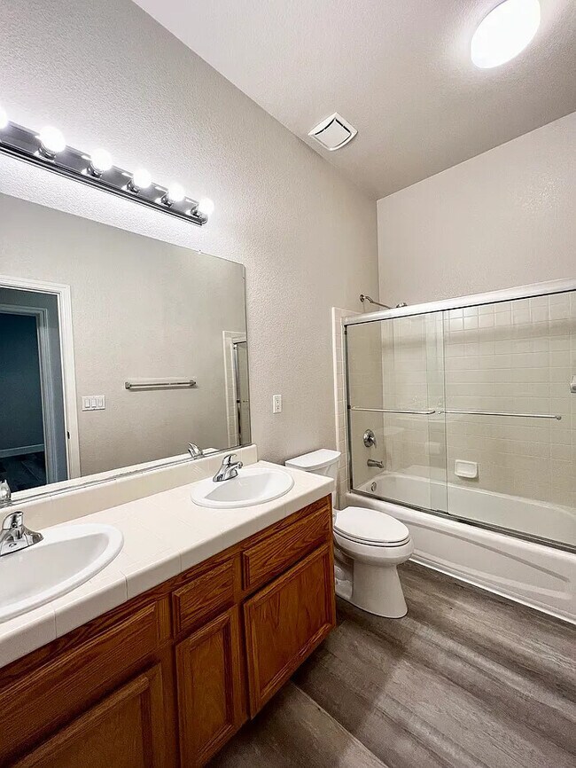Building Photo - Stunning 4 bedroom 2 bathroom home in Linc...