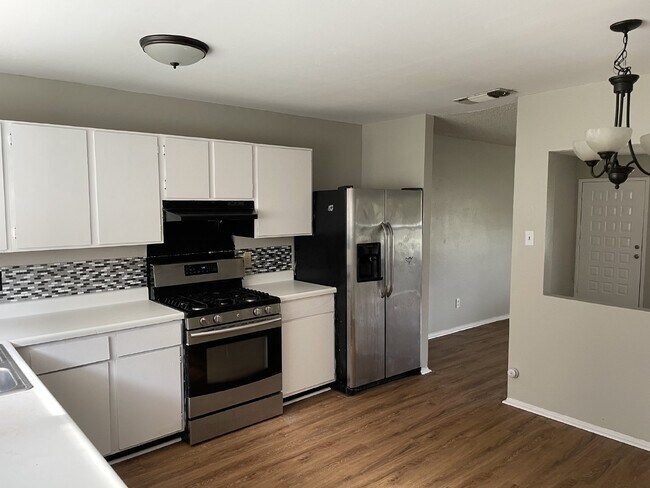 Primary Photo - Gorgeous 3 bedroom, 2 bedroom with garage ...