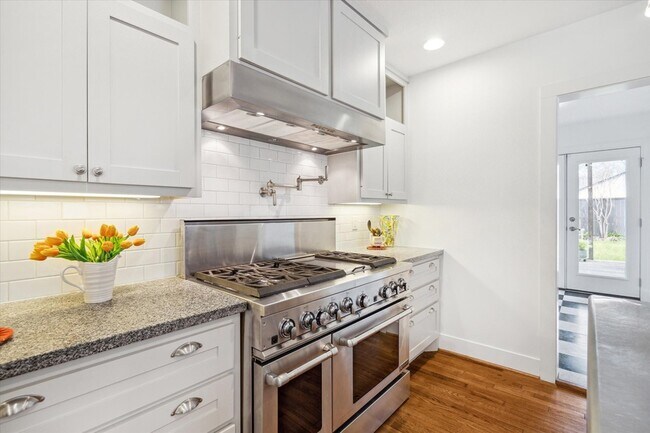 Building Photo - 2108 Branard St