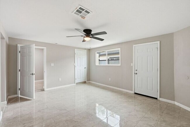 Building Photo - Bright, Fresh & Pet-Friendly — 3BR Retreat Minutes from U of A