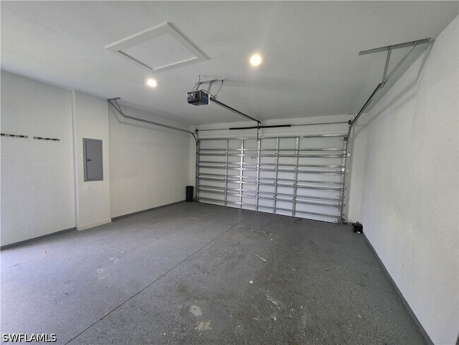 Building Photo - 331 Nelson Rd N
