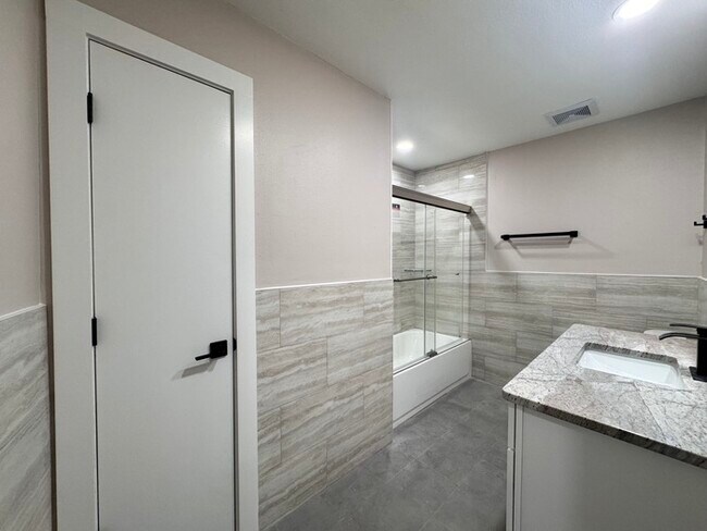Building Photo - Fully Renovated Palm Harbor Home