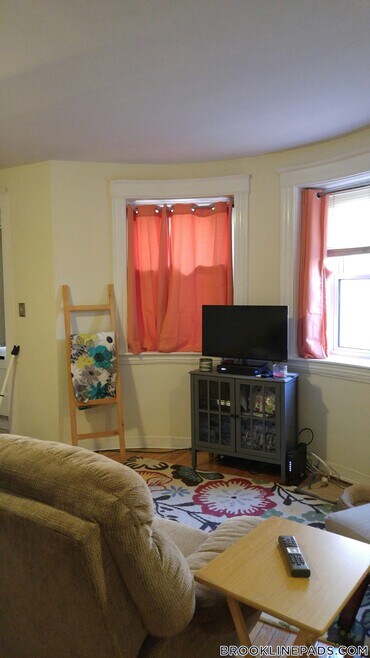 Building Photo - 208 Winthrop Rd