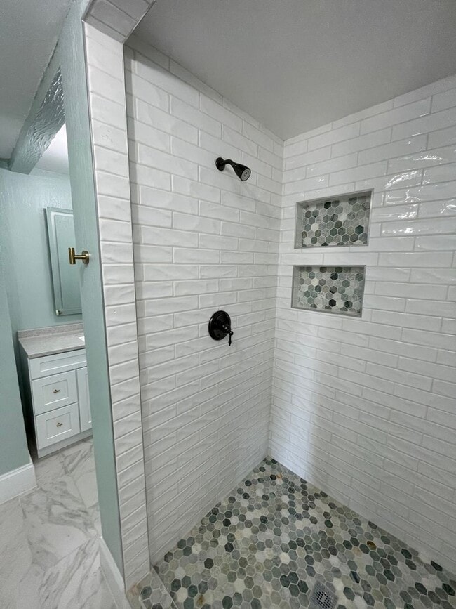 Building Photo - GORGEOUS 4 BEDROOM HOME