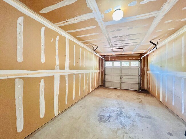 Building Photo - 7001 Winedale Dr