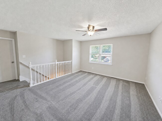 Building Photo - Spacious 3 Bed, 2 Bath Split-Level Duplex with Garage in Lee's Summit!