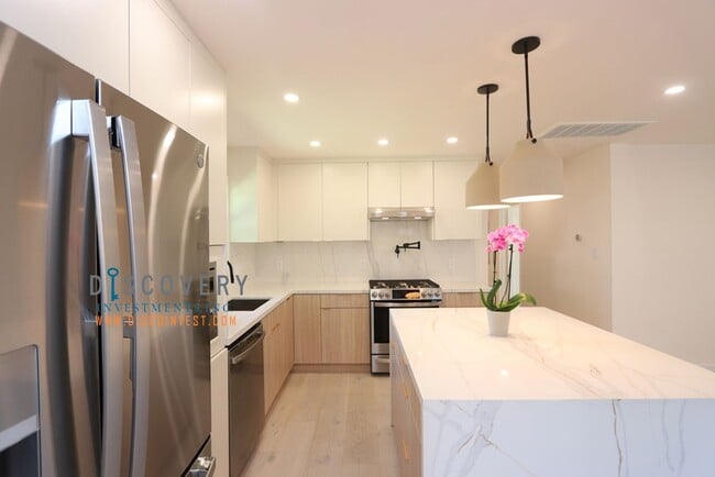 Building Photo - Your Ideal Mid-Century Modern Retreat Comi...