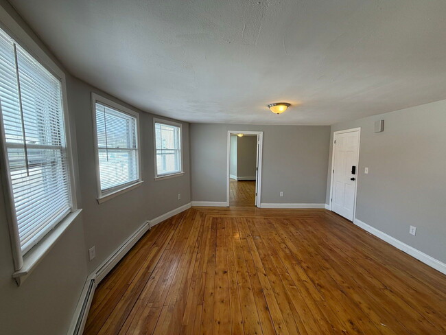 Building Photo - 682 Beech St