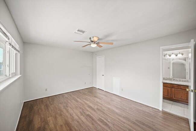 Building Photo - 10814 Sugar Hill Dr