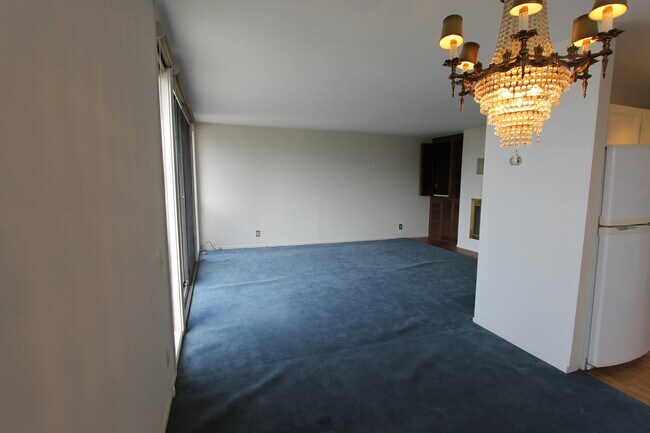 Building Photo - Epic REA: Top Floor 2 BR/2 BA Condo, Pano Views, Balcony, 3-4 Pkg, Storage