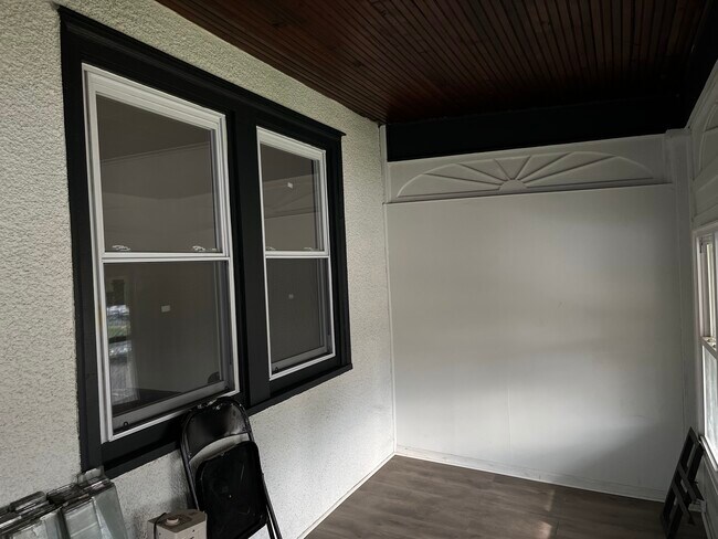 Building Photo - 427 Custer Ave