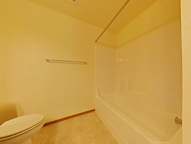 Building Photo - 5 Bedroom Home ~ Close to Campus
