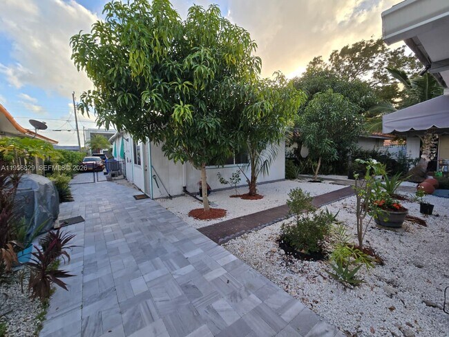 Building Photo - 3083 SW 17th St