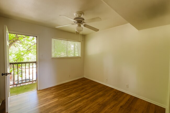 Building Photo - 1010 W 23rd St