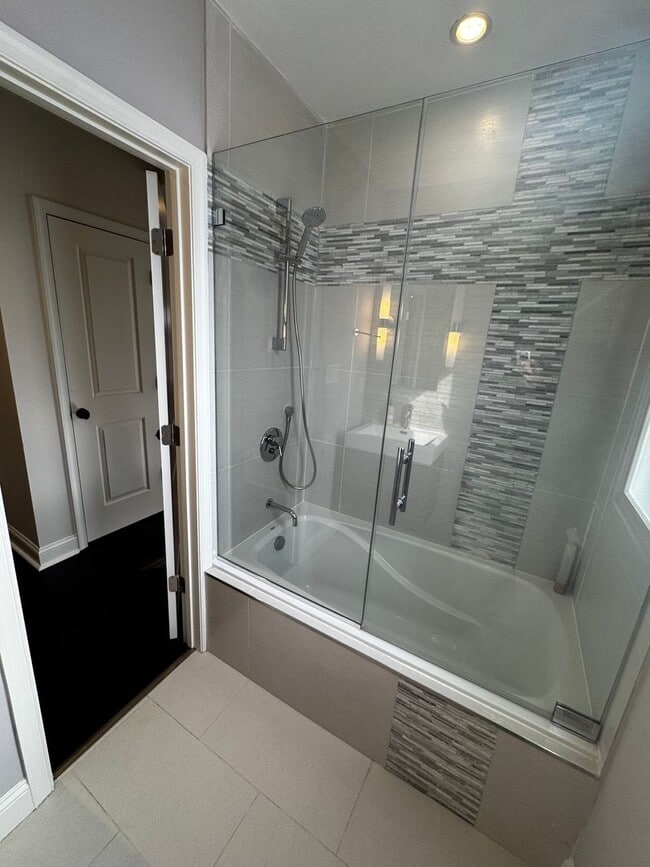 Building Photo - NEWLY RENOVATED EXPANSIVE 5BD 4BA BRIGHTWOOD HOME