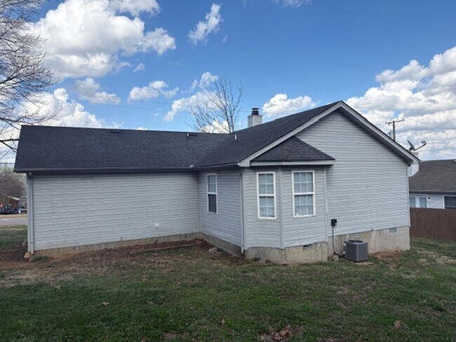 Building Photo - 203 Lake Forest Dr