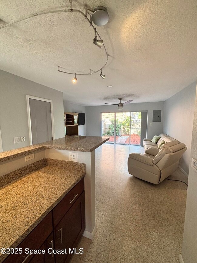 Building Photo - 112 E Colonial Ct