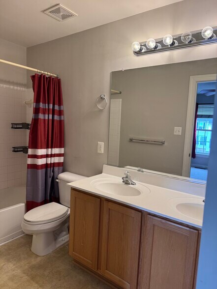 On suite bathroom - 6502 Montalto Xing