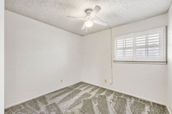 Building Photo - Cozy 2-Bedroom Apartment with Community Amenities