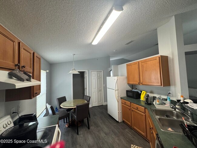 Building Photo - 2425 Bayhill Dr