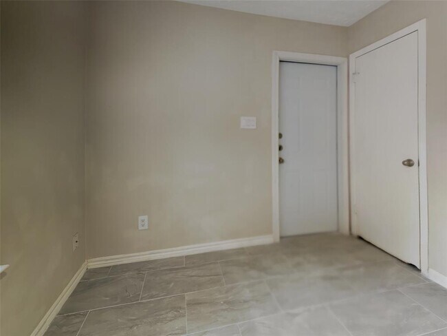 Building Photo - 2218 Barrington Pl Dr