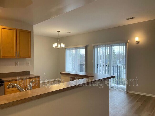 Building Photo - 2735 E Maple Rd