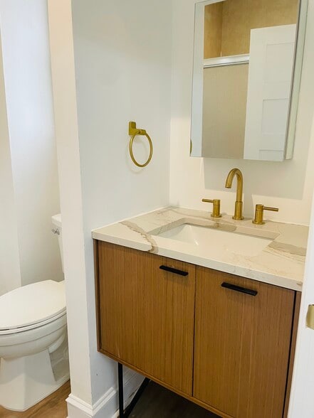 Building Photo - 313 C St SE