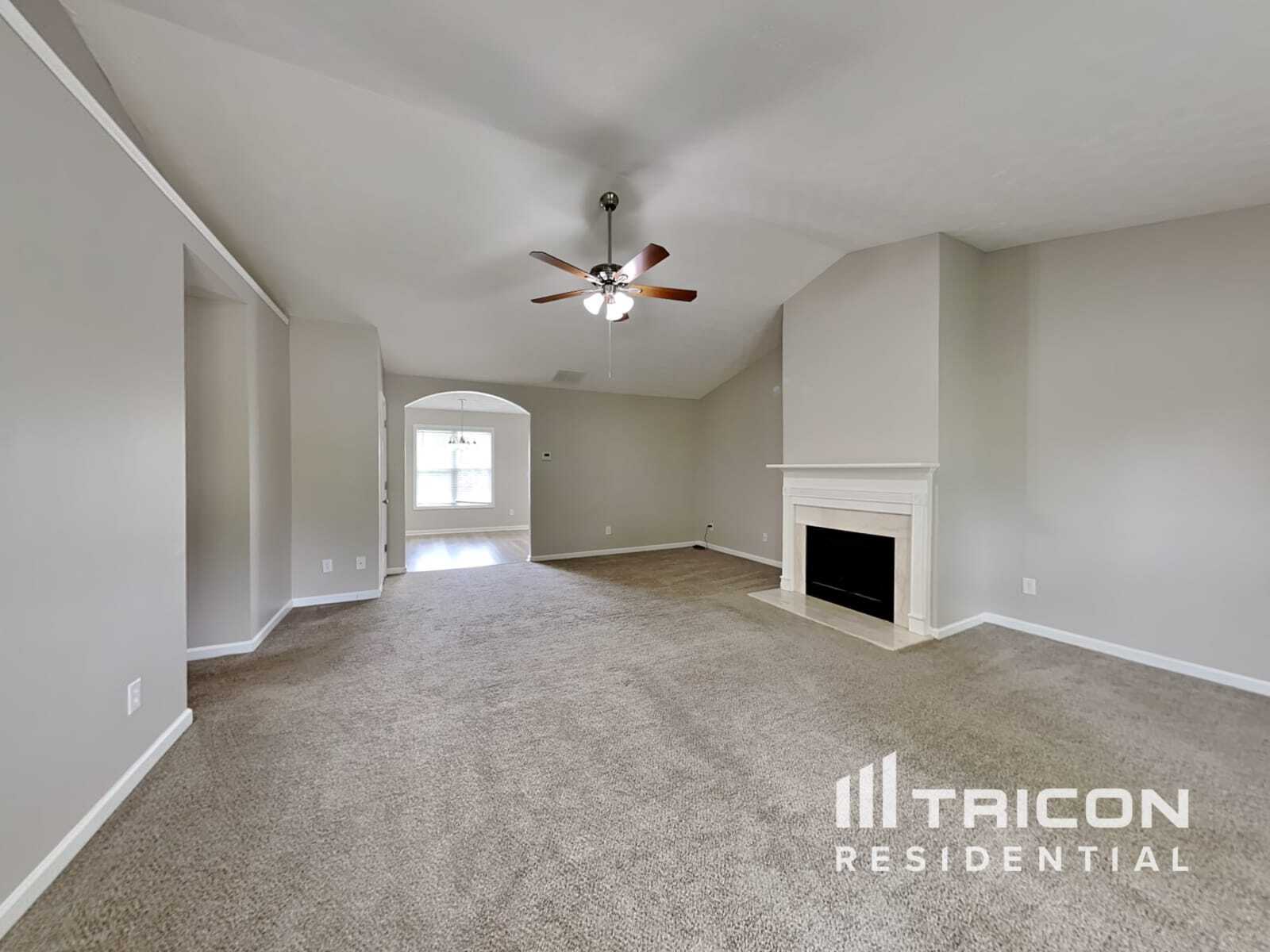 Building Photo - 347 Royal Oaks Dr