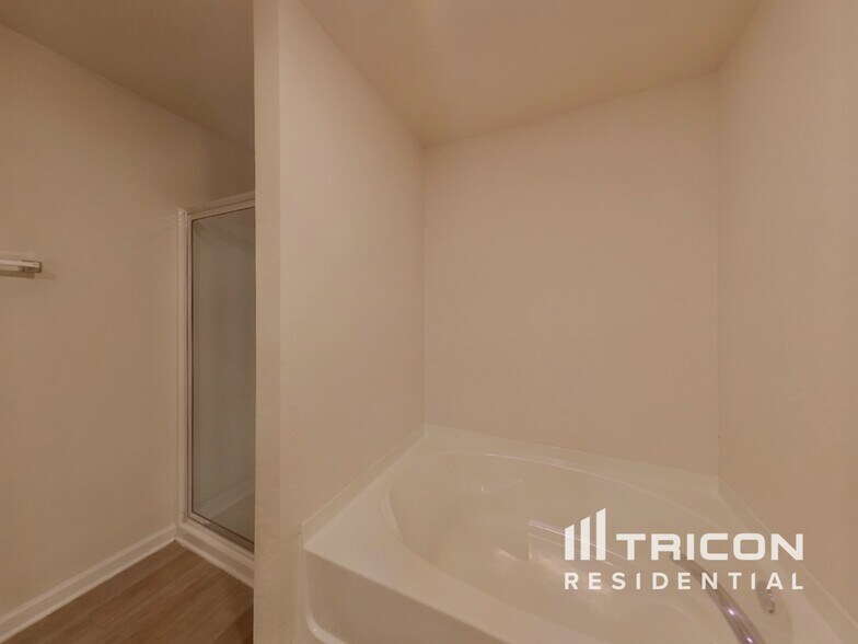 Building Photo - 823 Athens Ln