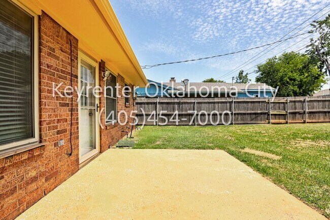 Building Photo - 10912 N Blackwelder Ave