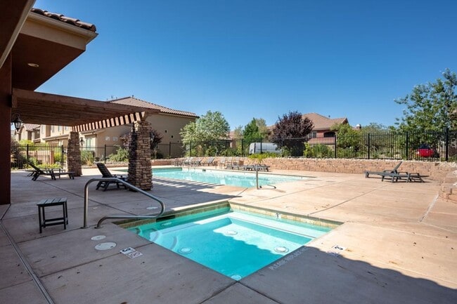 Building Photo - 4 Bedroom townhome