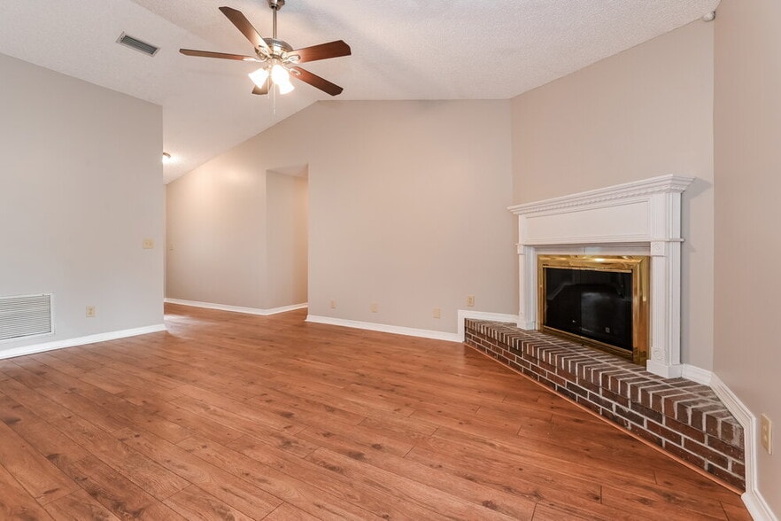 Building Photo - 3016 Bridgeview Dr