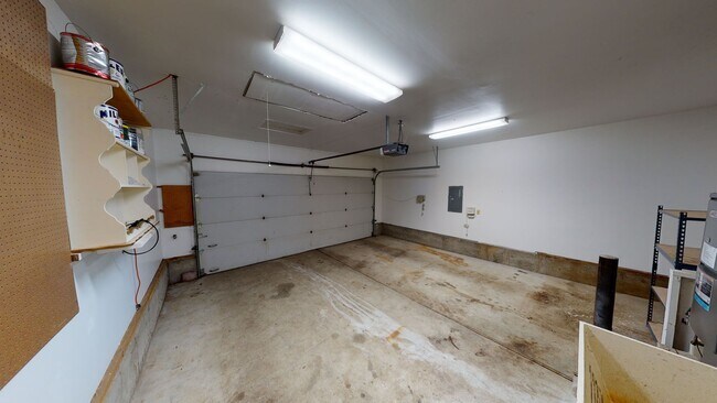 Building Photo - Single Level Ranch, Central Air, Large Yar...