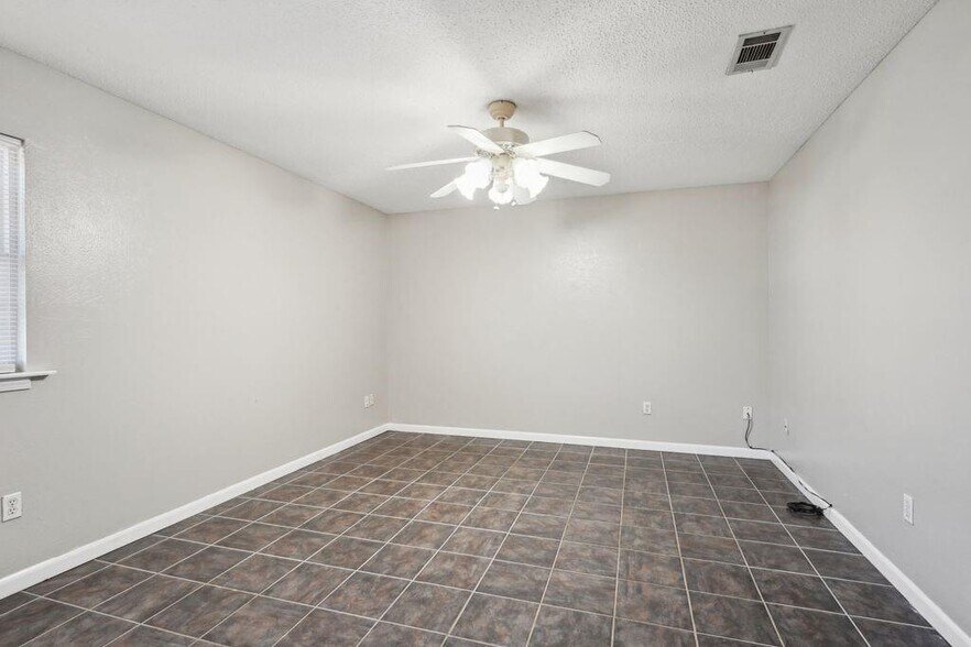 Building Photo - 1635 Newport Pl