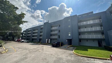 Building Photo - 9359 Fontainebleau Blvd