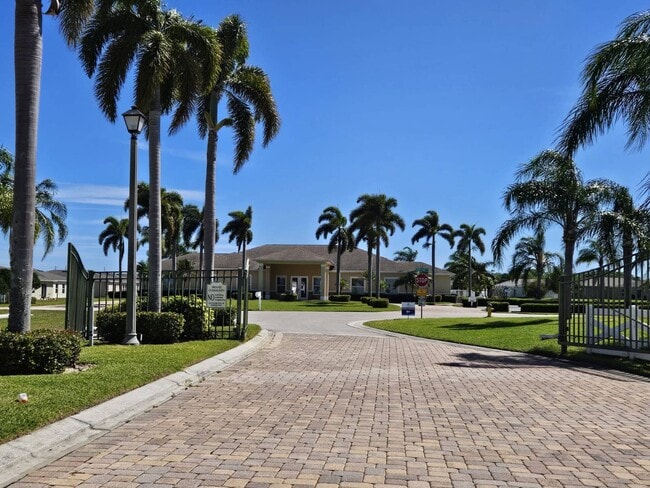 Building Photo - 1848 Grand Ridge St