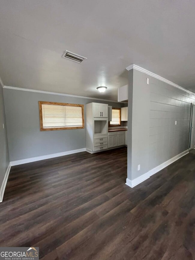 Building Photo - 113 Lakeview Dr