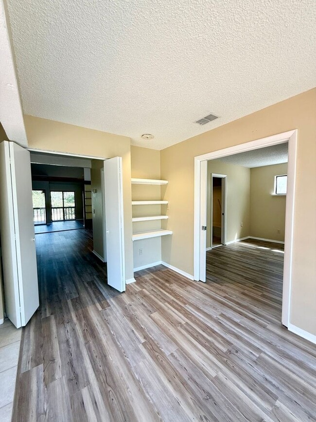 Building Photo - Remodeled!! Close to Shopping, VA Hospital and Hilaman Golf Course!